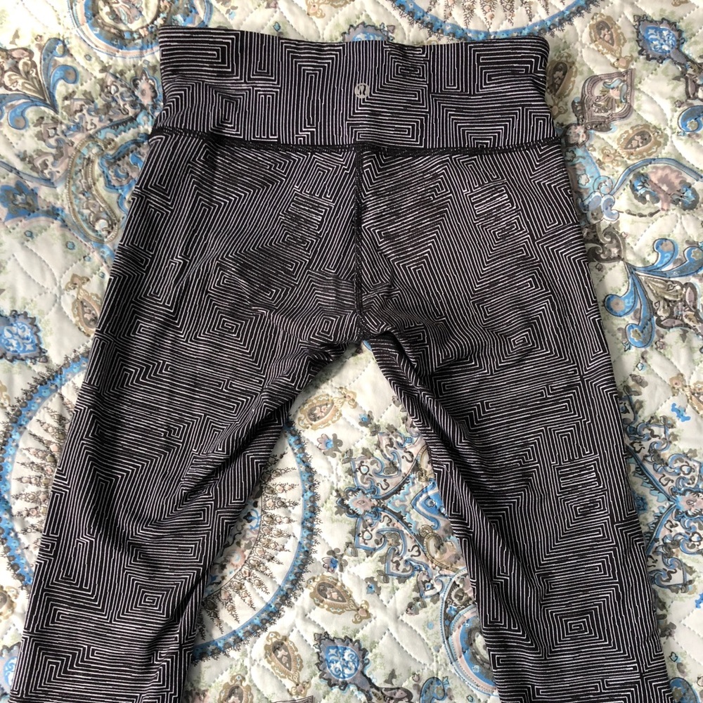 Black and white printed lululemon leggings